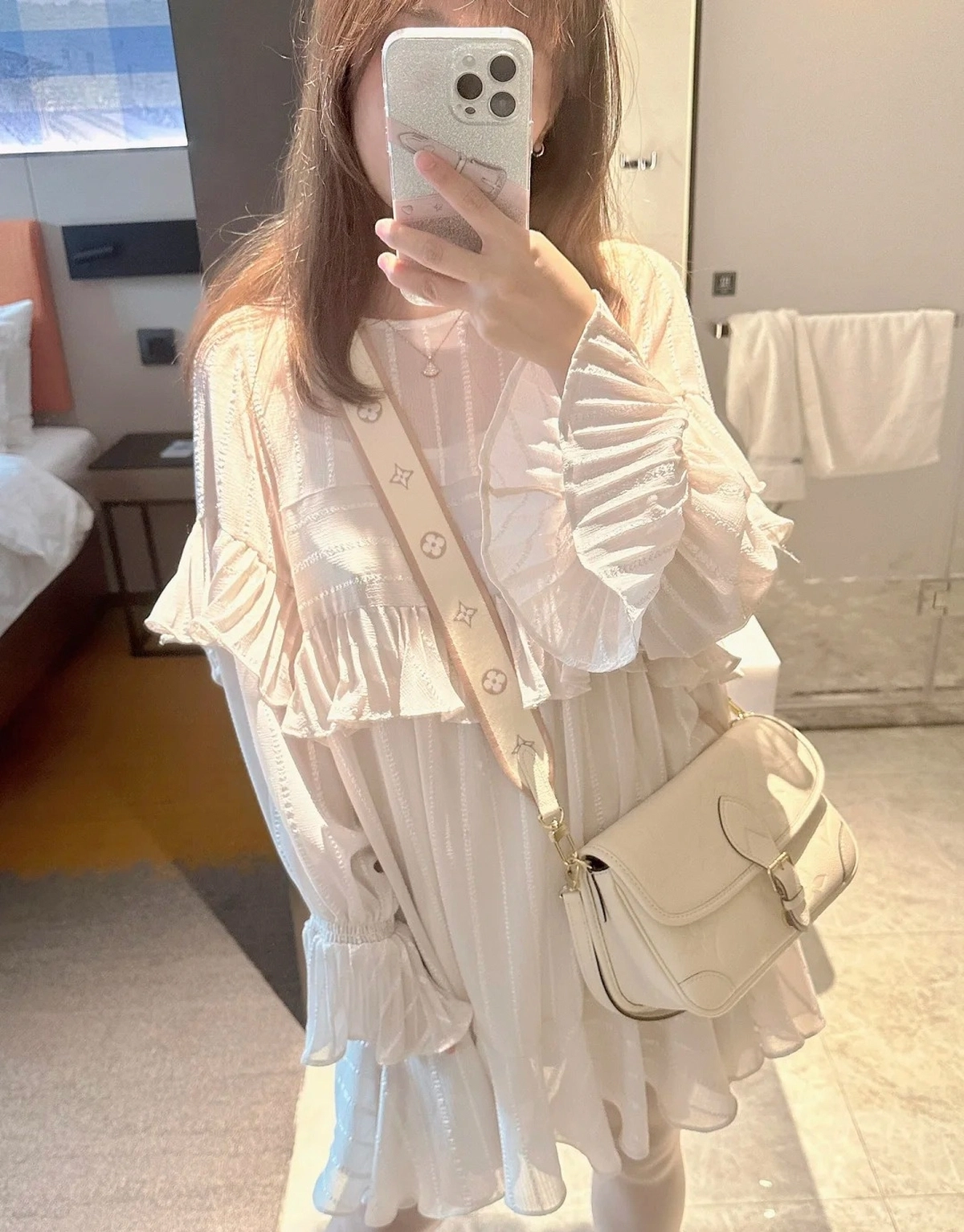 高仿包包 LV Nano Diane法棍包 米白壓花 M46388 上身效果穿搭