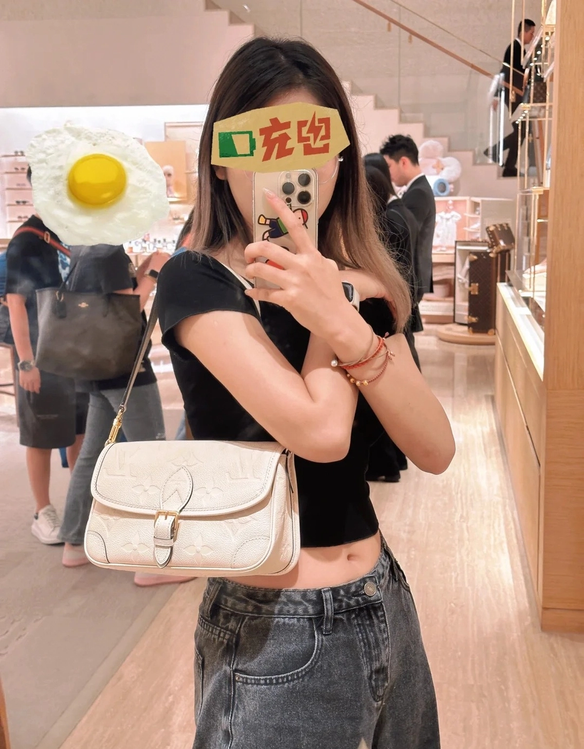 高仿包包 LV Nano Diane法棍包 米白壓花 M46388 上身效果穿搭