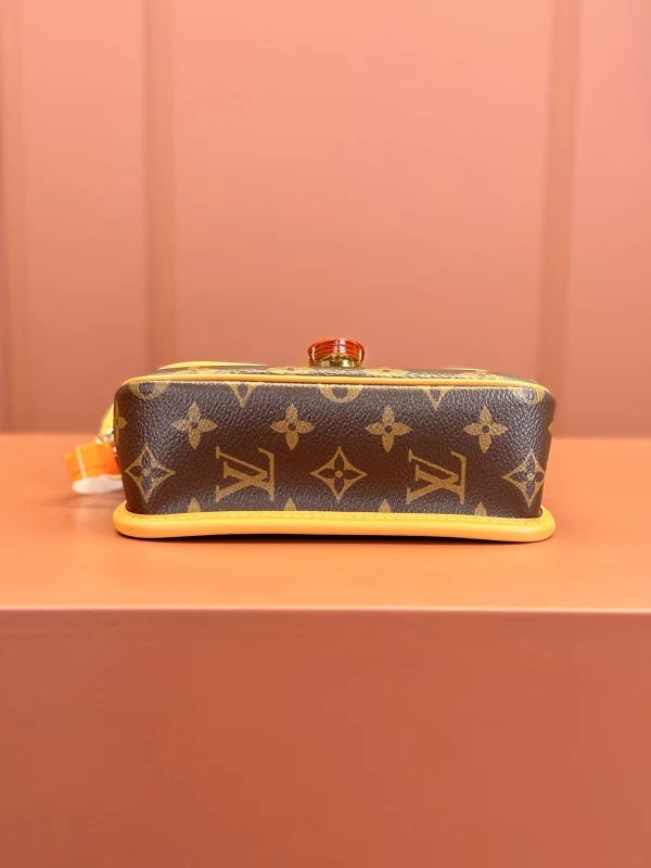 高仿包包 LV Nano Diane法棍包 老花 M83298 實拍照片 細節底部