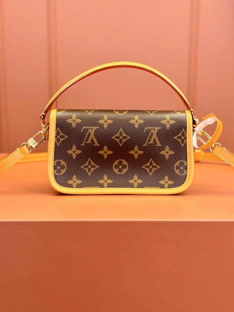 Click to view full screen 高仿包包 LV Nano Diane法棍包 老花 M83298 實拍照片 細節背面