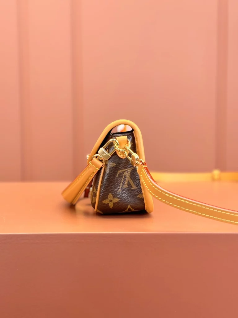 Click to view full screen 高仿包包 LV Nano Diane法棍包 老花 M83298 實拍照片 細節側面