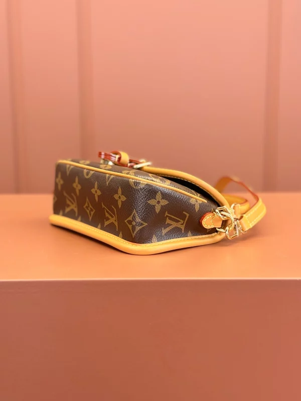 高仿包包 LV Nano Diane法棍包 老花 M83298 實拍照片 細節側面