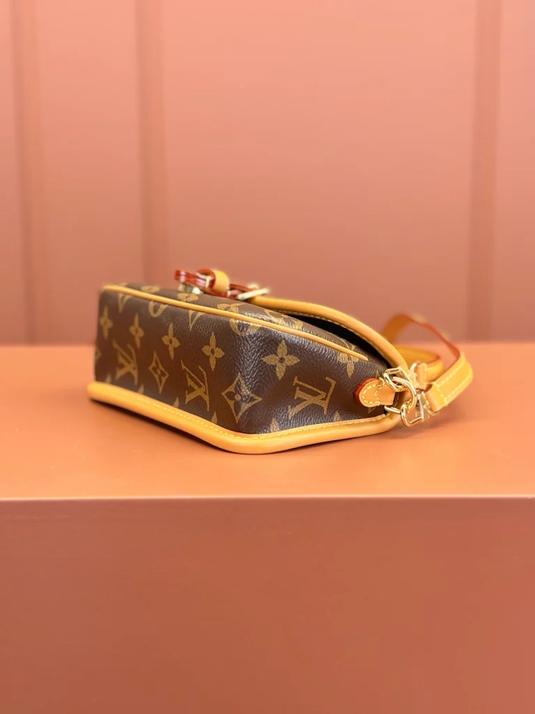 Click to view full screen 高仿包包 LV Nano Diane法棍包 老花 M83298 實拍照片 細節側面