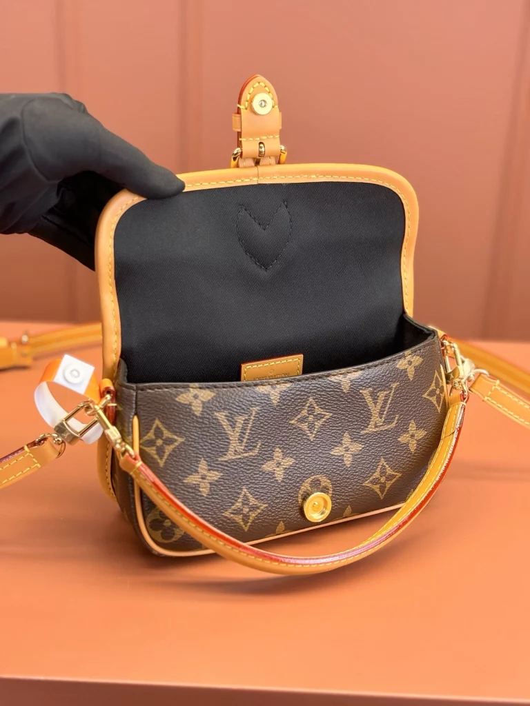 Click to view full screen 高仿包包 LV Nano Diane法棍包 老花 M83298 實拍照片 細節上幅