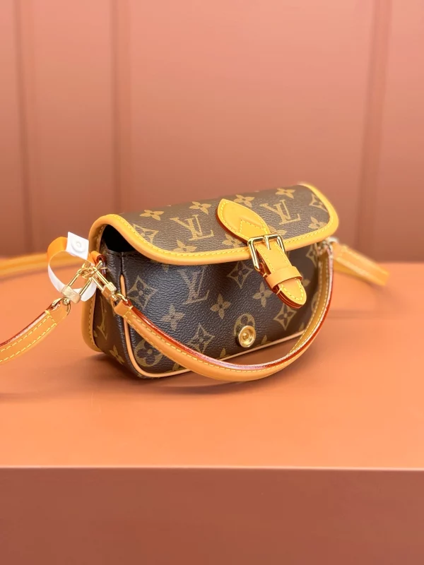 高仿包包 LV Nano Diane法棍包 老花 M83298 實拍照片 細節側面