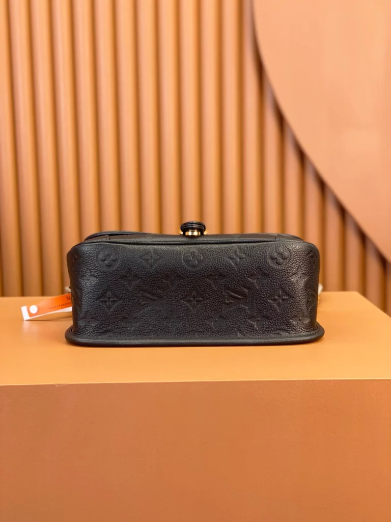 Click to view full screen 高仿包包 LV Nano Diane法棍包 黑色壓花 46386 實拍照片細節底部