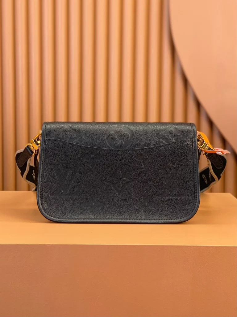 Click to view full screen 高仿包包 LV Nano Diane法棍包 黑色壓花 46386 實拍照片細節背面