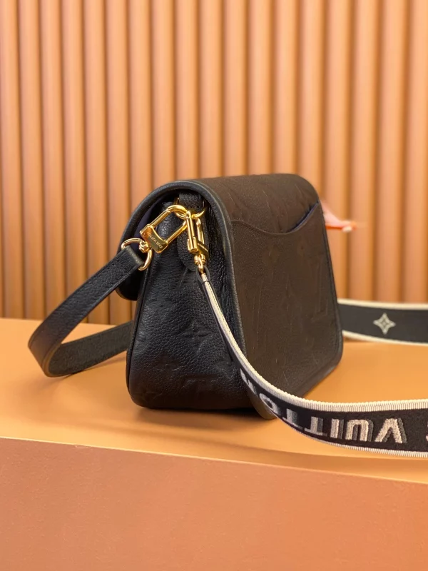 高仿包包 LV Nano Diane法棍包 黑色壓花 46386 實拍照片細節側面