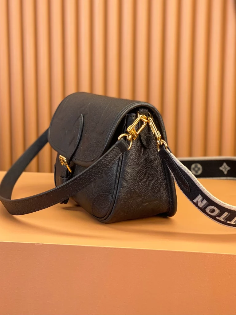Click to view full screen 高仿包包 LV Nano Diane法棍包 黑色壓花 46386 實拍照片細節側面