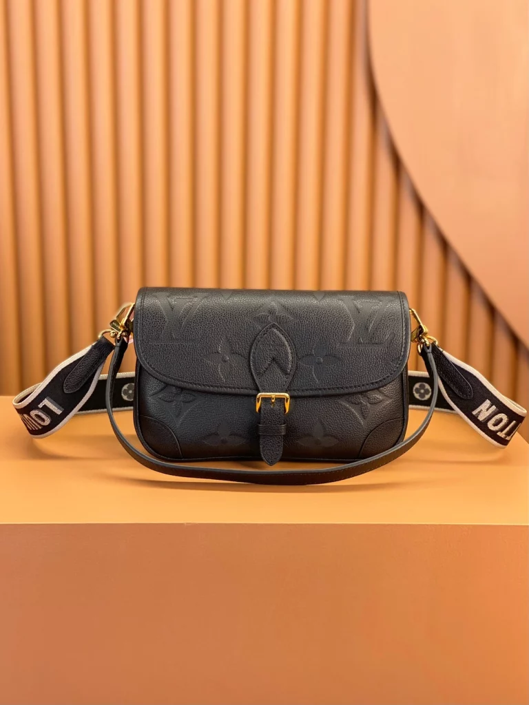Click to view full screen 高仿包包 LV Nano Diane法棍包 黑色壓花 46386 實拍照片細節正面