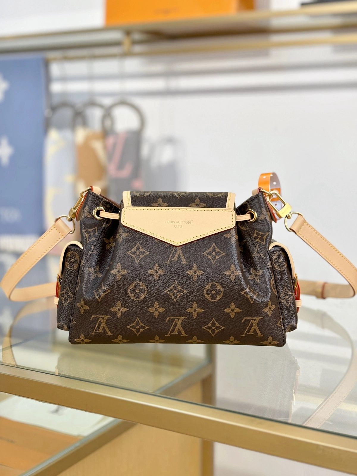 高仿包包 LV Odyssée 老花 雙肩帶 單肩斜背包 M13081 實拍照片背面