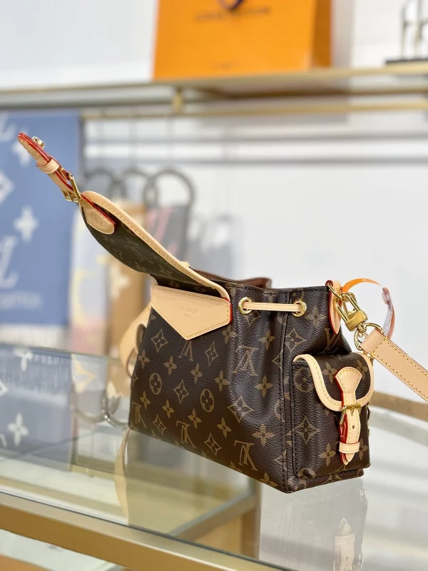 高仿包包 LV Odyssée 老花 雙肩帶 單肩斜背包 M13081 實拍照片側面