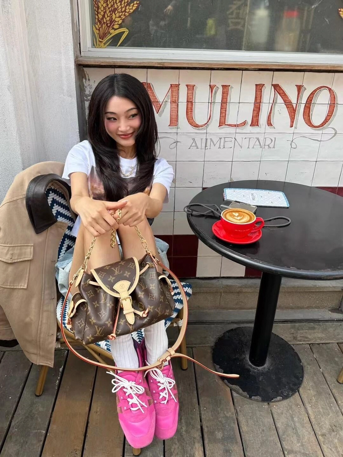 高仿包包 LV Odyssée 老花 雙肩帶 單肩斜背包 M13081 上身效果