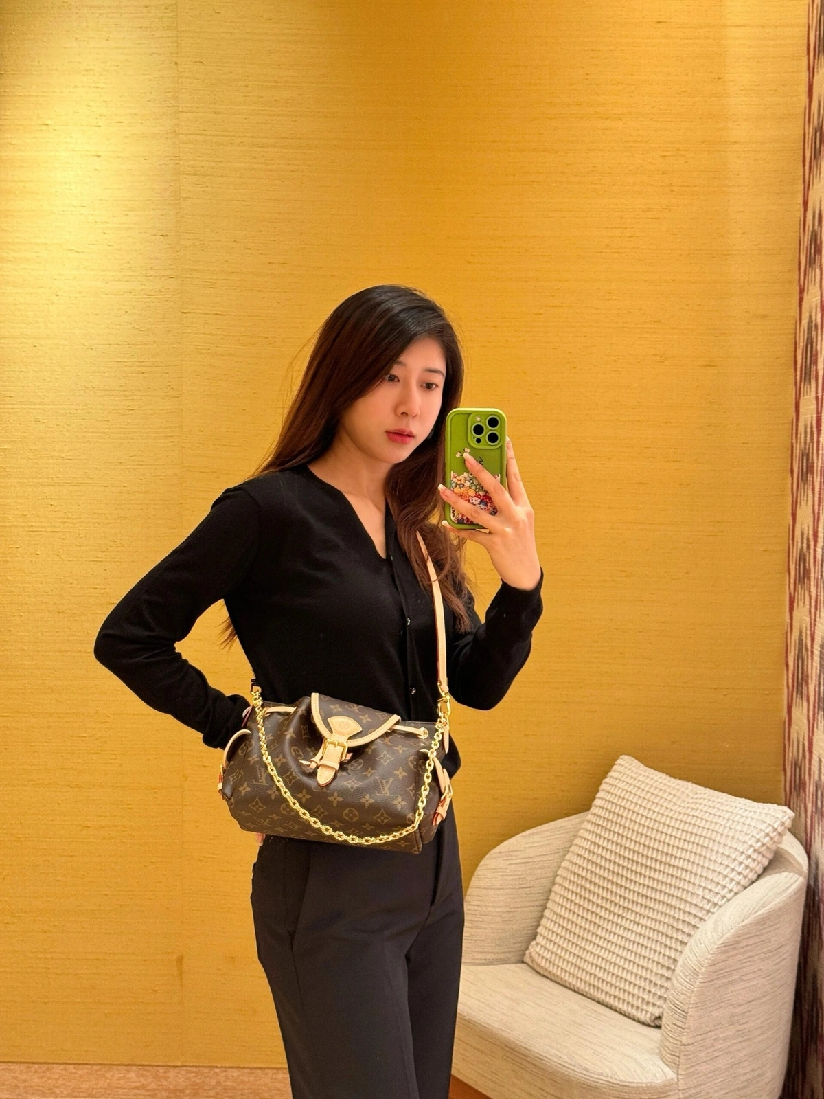 高仿包包 LV Odyssée 老花 雙肩帶 單肩斜背包 M13081 斜背上身效果