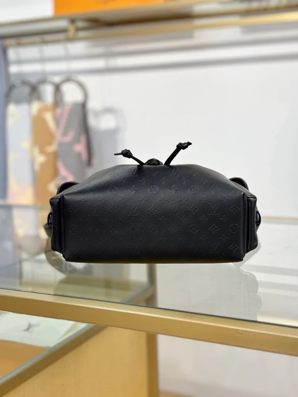 高仿包包 LV Odyssée 黑色 雙肩帶 單肩斜背包 M25554 實拍照片底部