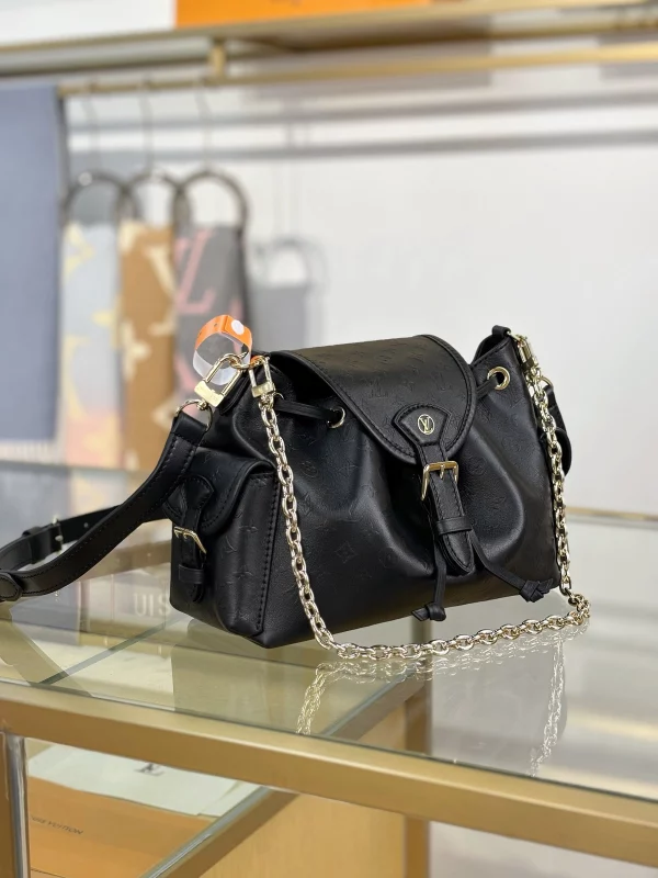 高仿包包 LV Odyssée 黑色 雙肩帶 單肩斜背包 M25554 實拍照片側面