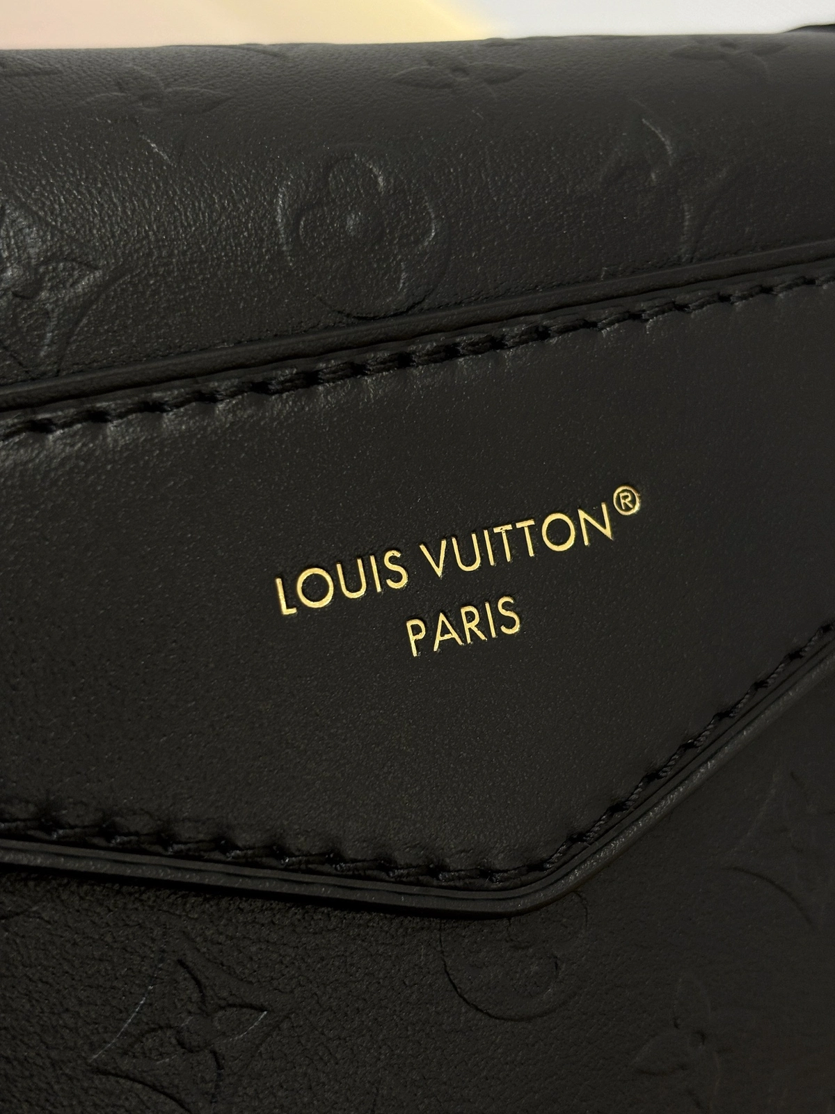 高仿包包 LV Odyssée 黑色 雙肩帶 單肩斜背包 M25554 實拍細節鋼印LOGO