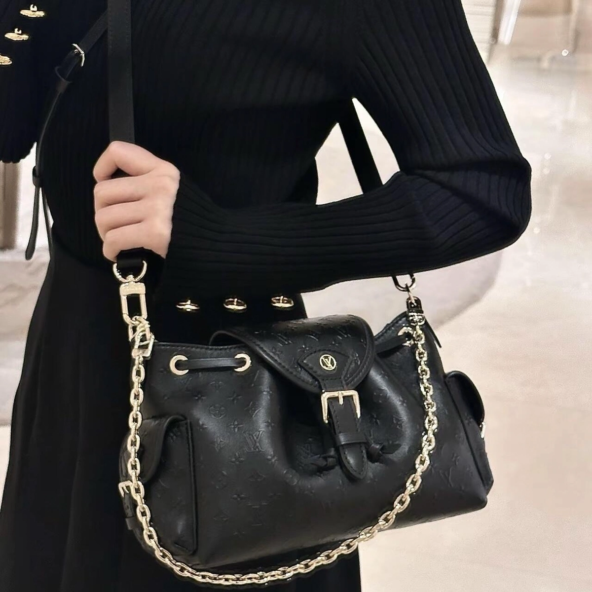 高仿包包 LV Odyssée 黑色 雙肩帶 單肩斜背包 M25554 斜挎上身效果