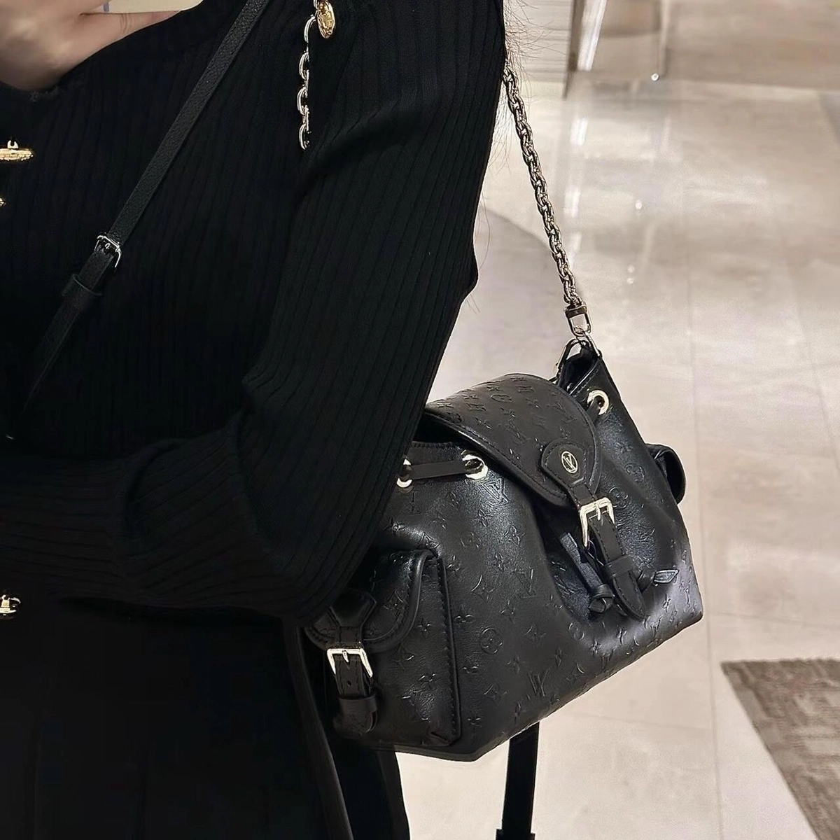 高仿包包 LV Odyssée 黑色 雙肩帶 單肩斜背包 M25554 單肩上身效果