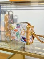 高仿包包 LV Side Trunk 印花 單肩 斜背包 M14606 實拍照片側面
