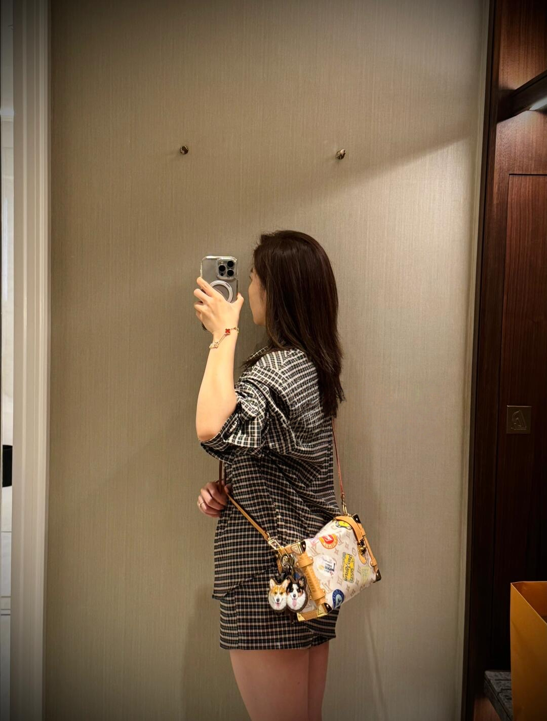 高仿包包 LV Side Trunk 印花 單肩 斜背包 M14606 上身效果