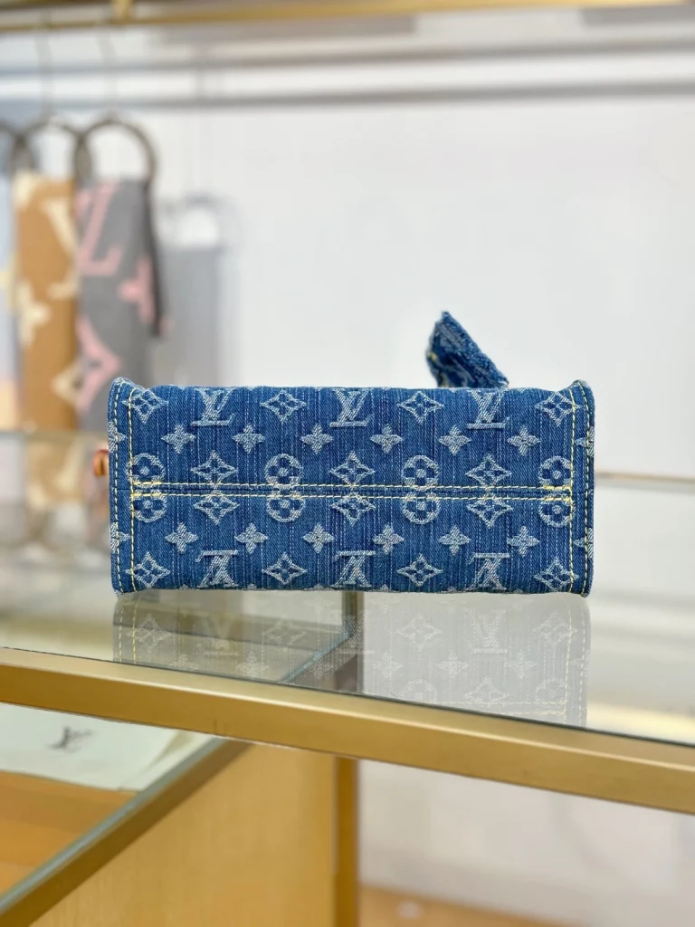Click to view full screen 高仿包包 LV On TheGo PM 牛仔布 M14633 實拍照片細節 底部