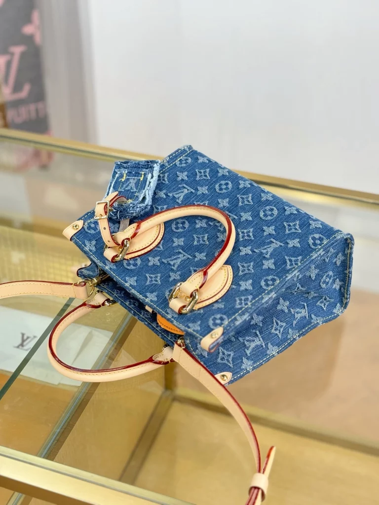 Click to view full screen 高仿包包 LV On TheGo PM 牛仔布 M14633 實拍照片細節 側面