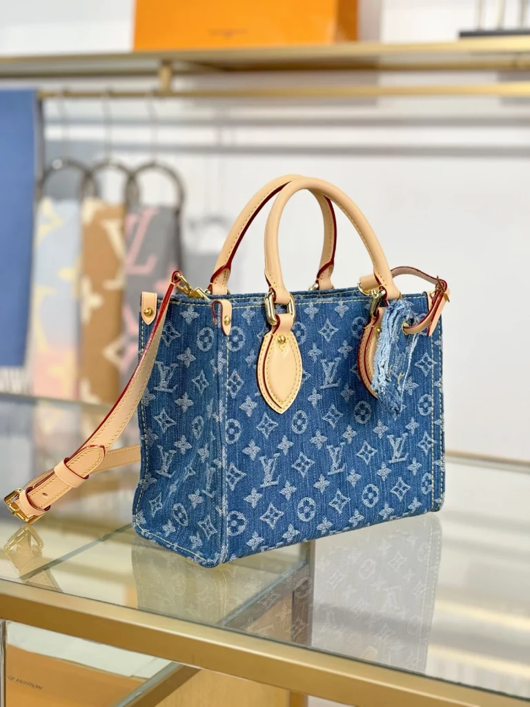 Click to view full screen 高仿包包 LV On TheGo PM 牛仔布 M14633 實拍照片細節 側面