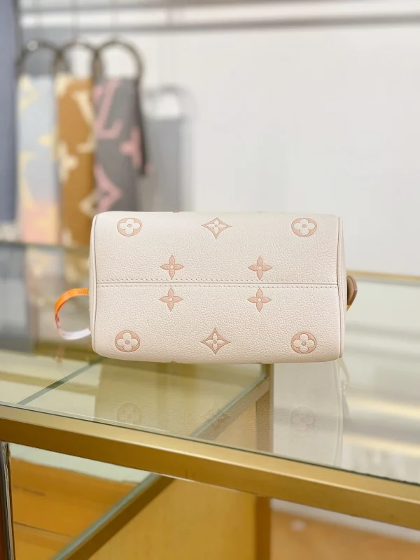 高仿精品 LV Speedy20 草莓牛奶提花 單肩手提 旅行包 M14291 實拍照片底部