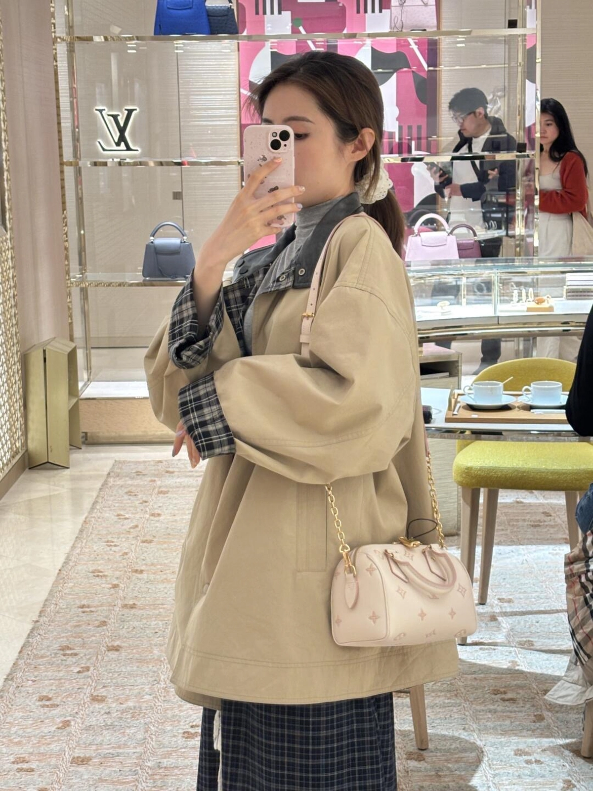 高仿精品 LV Speedy20 草莓牛奶提花 單肩手提 旅行包 M14291 斜挎斜背上身效果