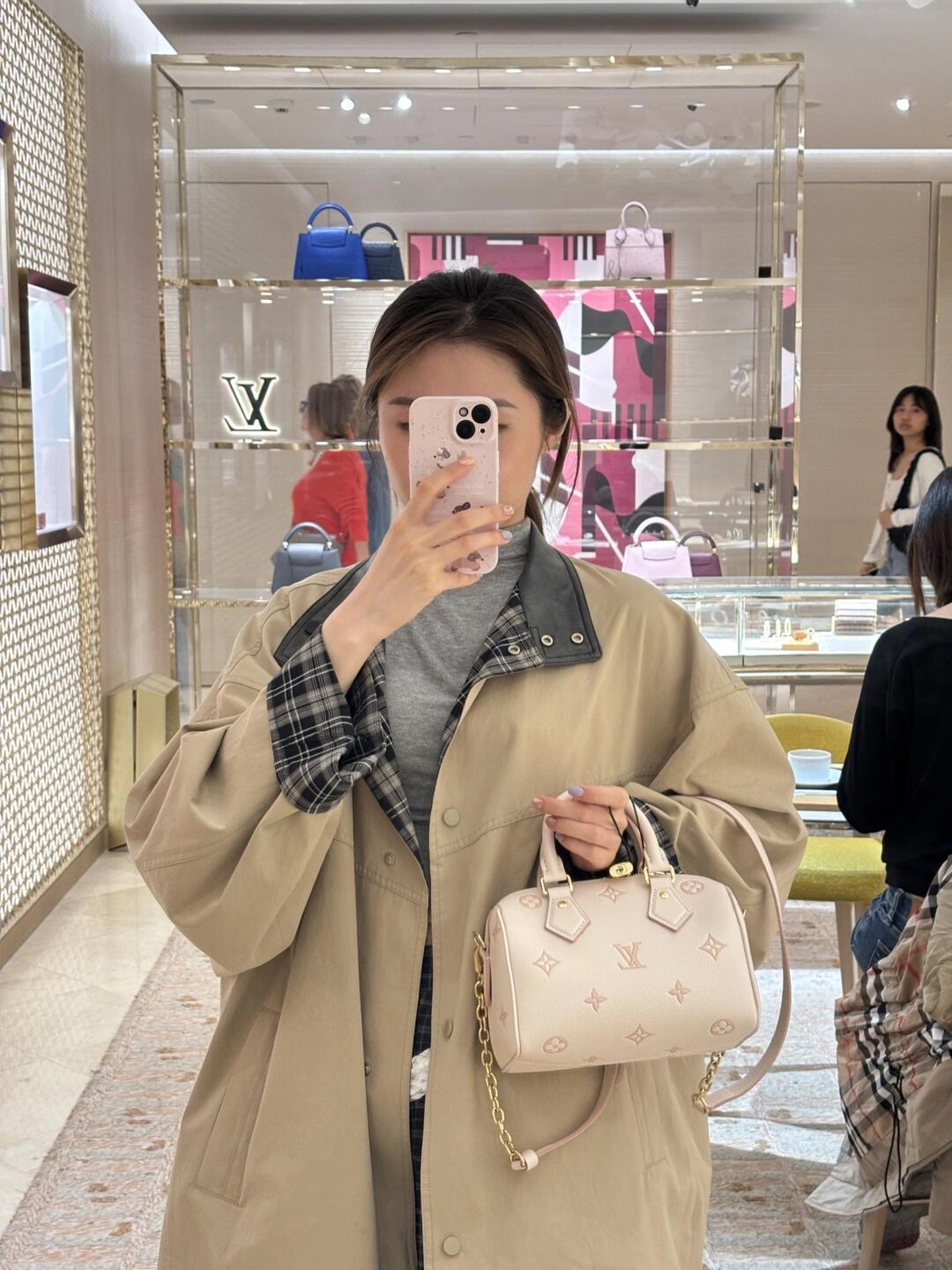 高仿精品 LV Speedy20 草莓牛奶提花 單肩手提 旅行包 M14291 手提上身效果