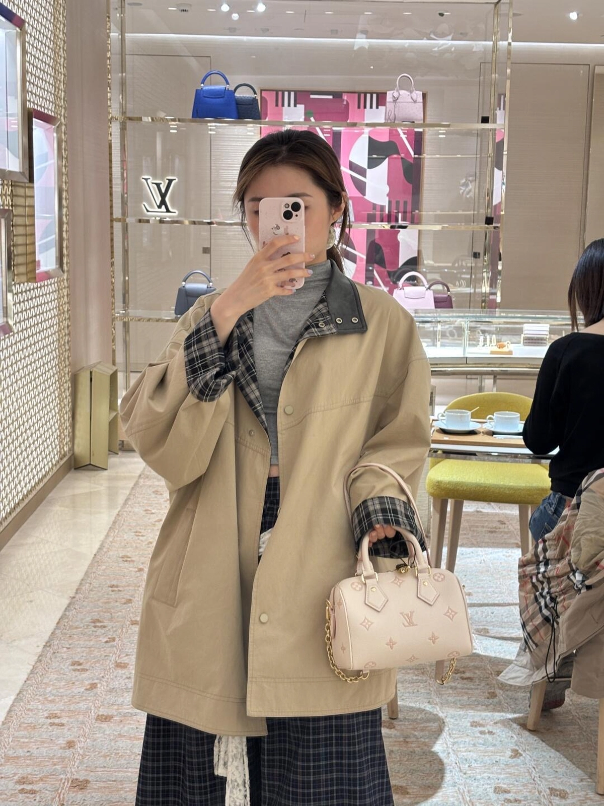 高仿精品 LV Speedy20 草莓牛奶提花 單肩手提 旅行包 M14291 手提上身效果