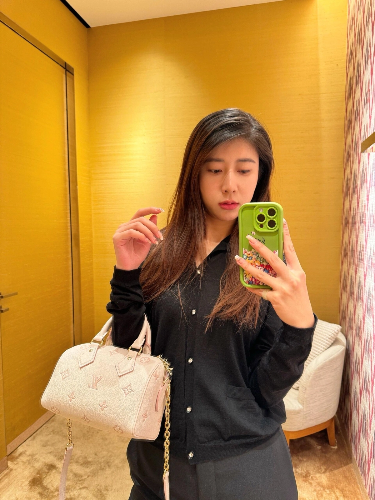 高仿精品 LV Speedy20 草莓牛奶提花 單肩手提 旅行包 M14291 手腕上身效果