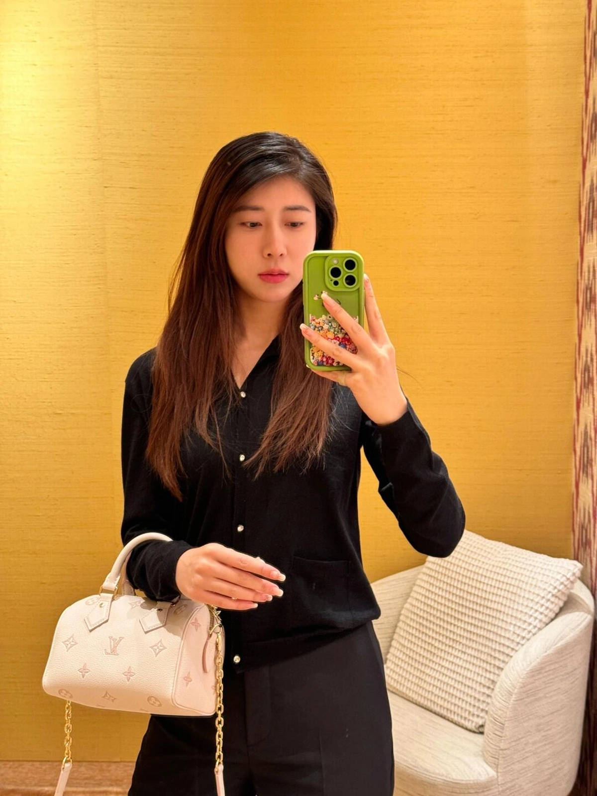 高仿精品 LV Speedy20 草莓牛奶提花 單肩手提 旅行包 M14291 手腕上身效果