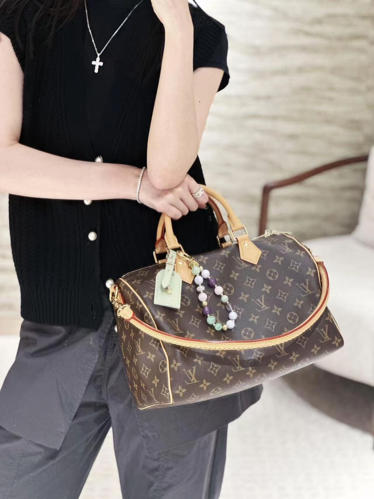 高仿精品 LV Speedy30 老花 單肩手提 旅行包 M15107 手提上身效果