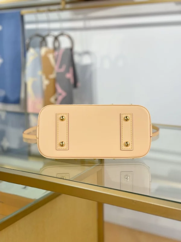 高仿精品 LV 村上隆 Alma BB 白三彩 斜背手提 貝殼包 M13078 實拍照片底部