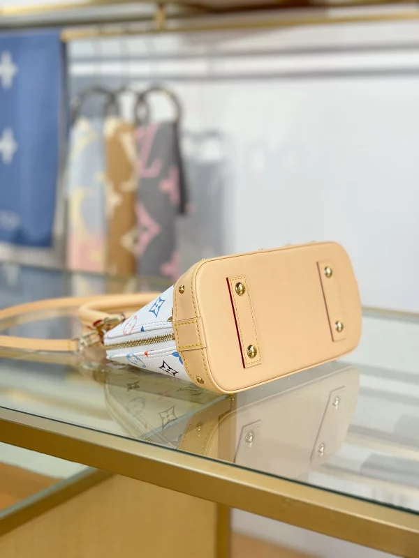 高仿精品 LV 村上隆 Alma BB 白三彩 斜背手提 貝殼包 M13078 實拍照片底部