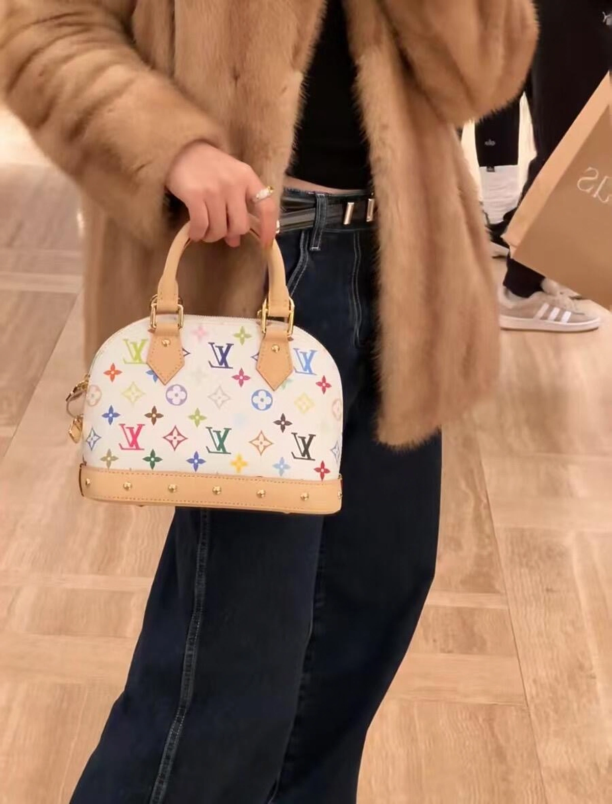 高仿精品 LV 村上隆 Alma BB 白三彩 斜背手提 貝殼包 M13078- 手提上身效果