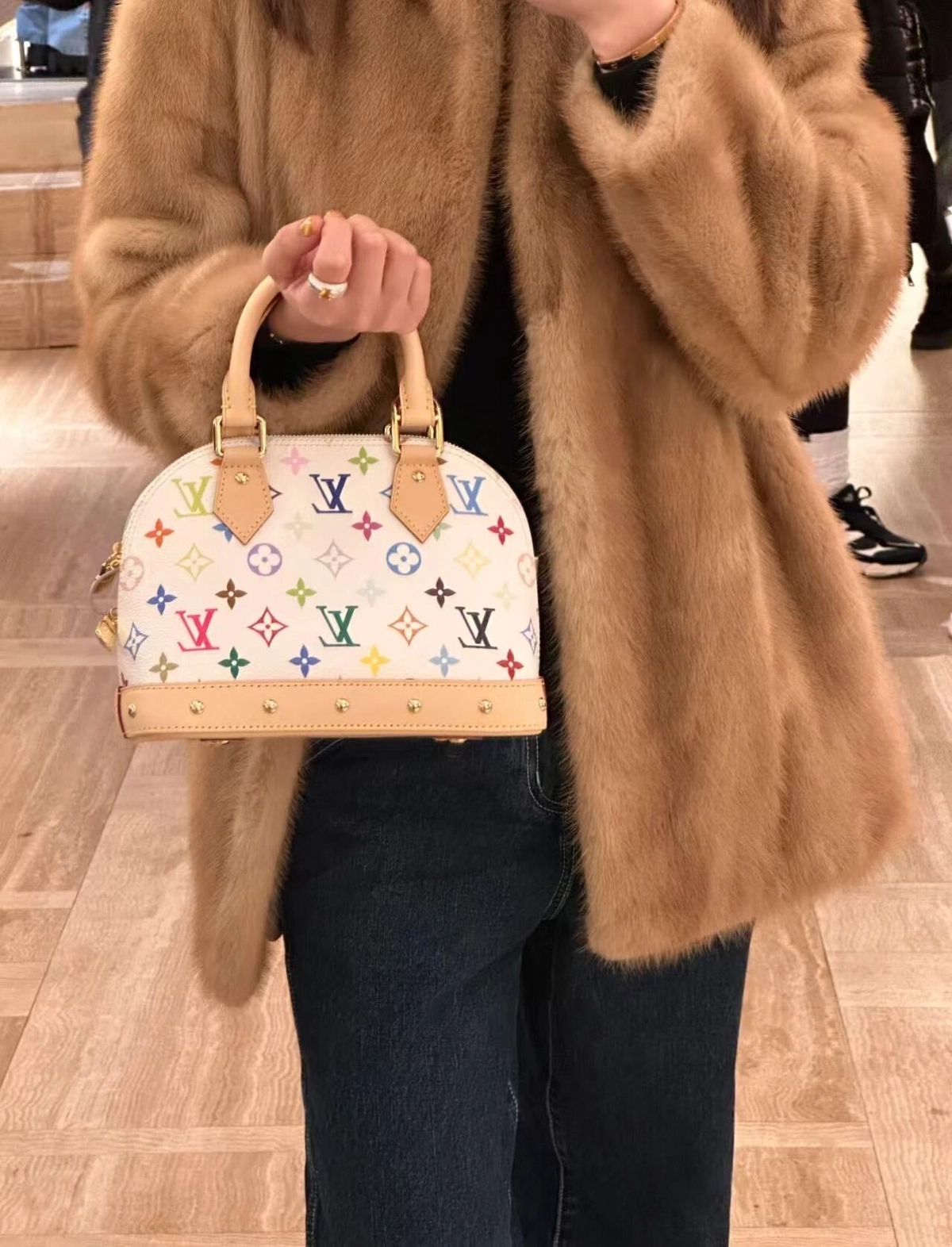 高仿精品 LV 村上隆 Alma BB 白三彩 斜背手提 貝殼包 M13078- 手提上身效果