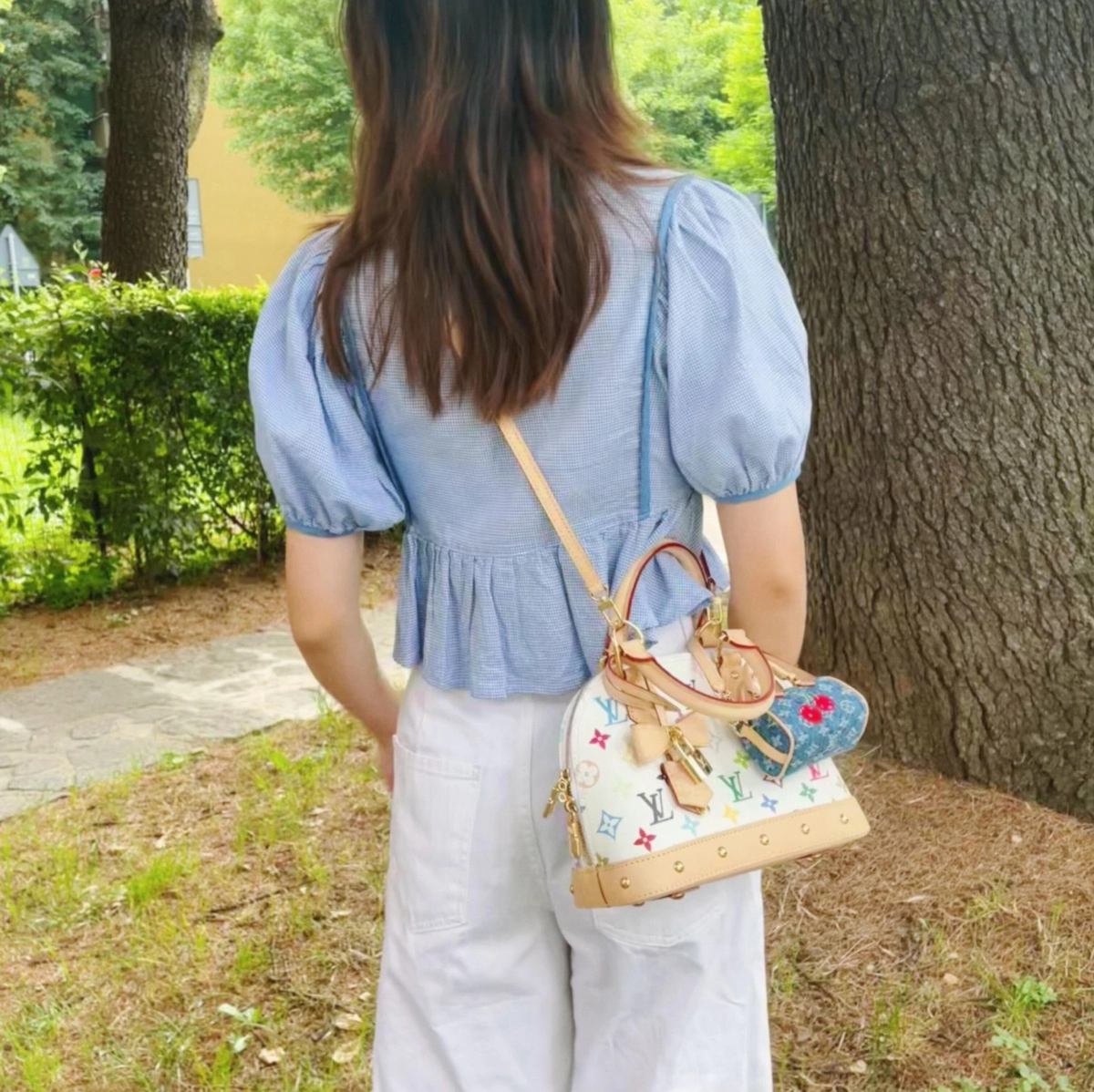 高仿精品 LV 村上隆 Alma BB 白三彩 斜背手提 貝殼包 M13078- 斜挎上身效果