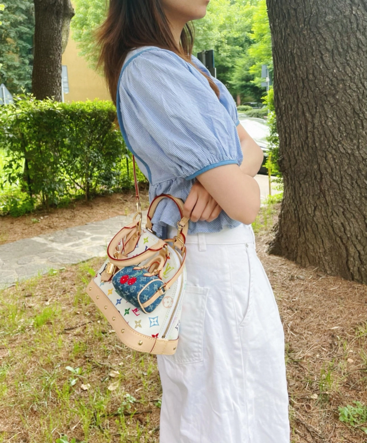 高仿精品 LV 村上隆 Alma BB 白三彩 斜背手提 貝殼包 M13078- 斜挎上身效果