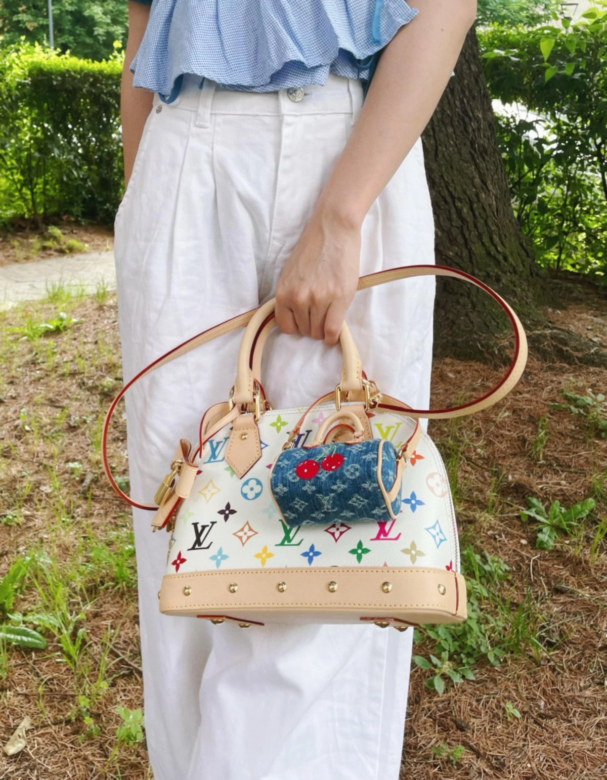 高仿精品 LV 村上隆 Alma BB 白三彩 斜背手提 貝殼包 M13078- 手提上身效果