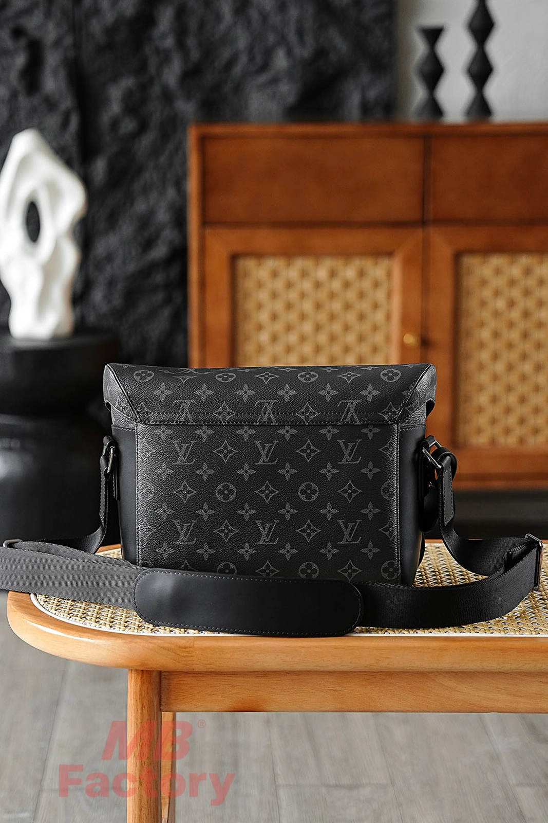 a貨包包 LV VOYAGER小號郵差包 M40511 MB厰 實拍照片背面