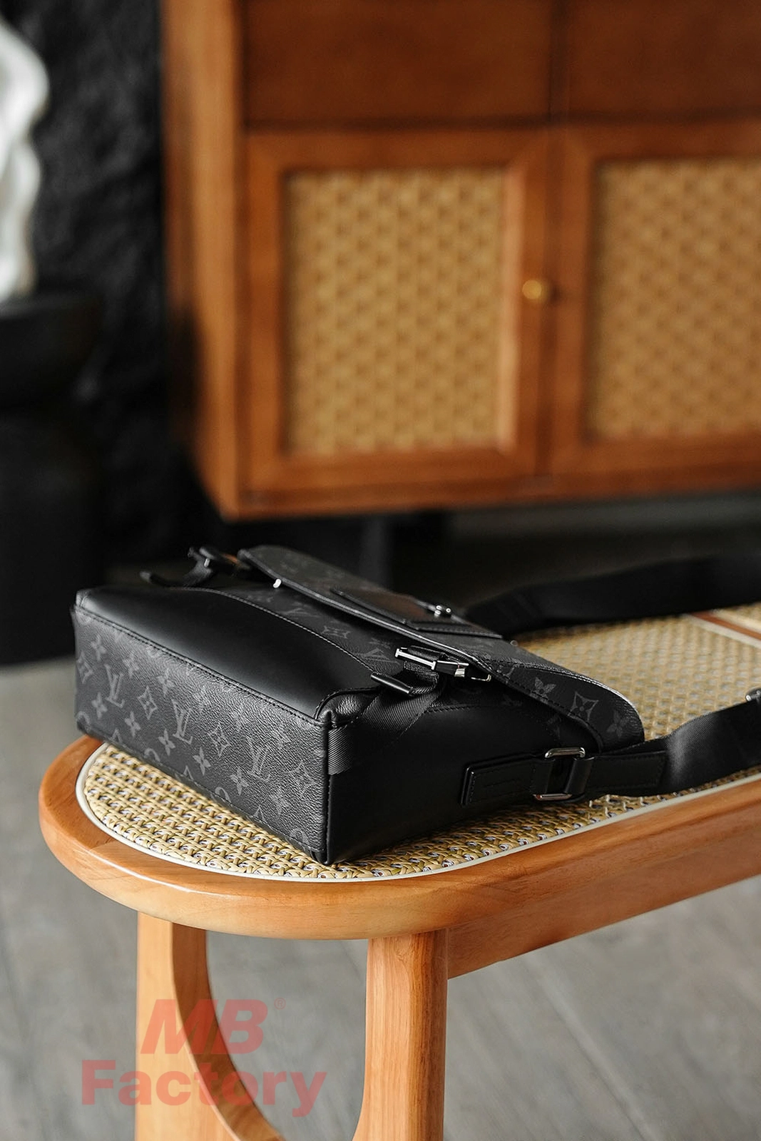 a貨包包 LV VOYAGER小號郵差包 M40511 MB厰 實拍照片底部