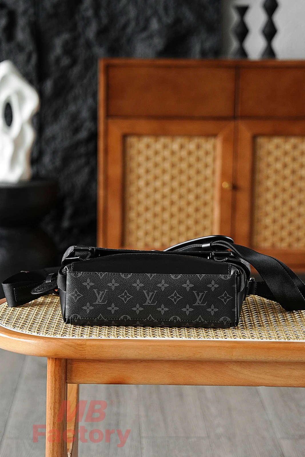 a貨包包 LV VOYAGER小號郵差包 M40511 MB厰 實拍照片底部