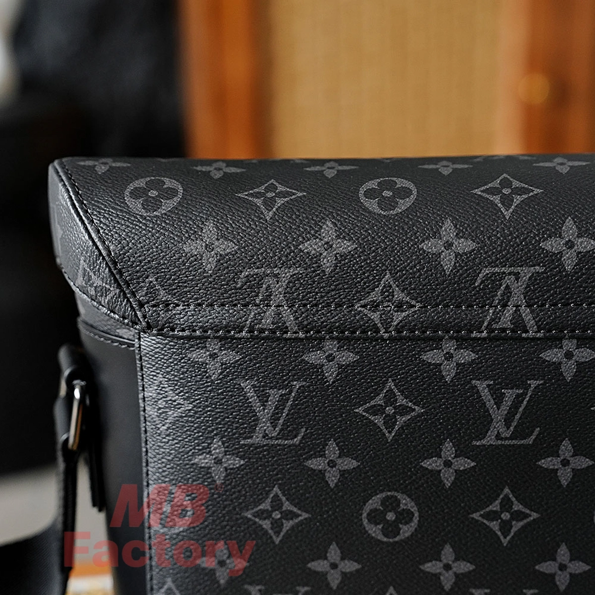 a貨包包 LV VOYAGER小號郵差包 M40511 MB厰 實拍細節背面