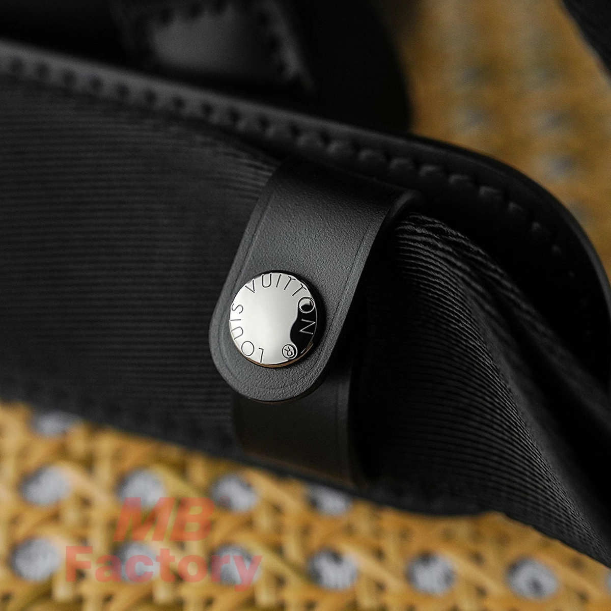 a貨包包 LV VOYAGER小號郵差包 M40511 MB厰 實拍細節扣子