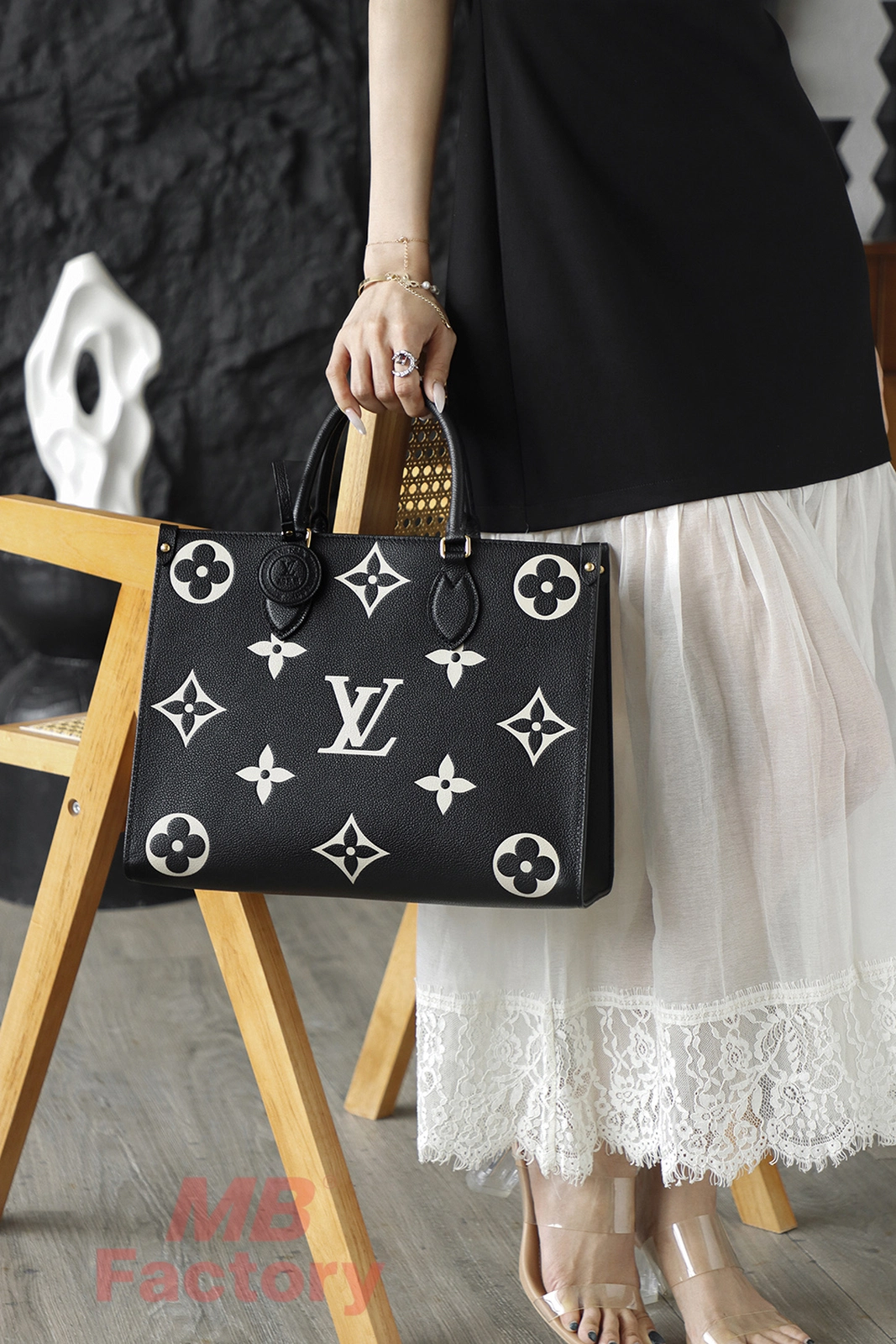 LV onthego中號黑白色托特包 手提穿搭上身效果