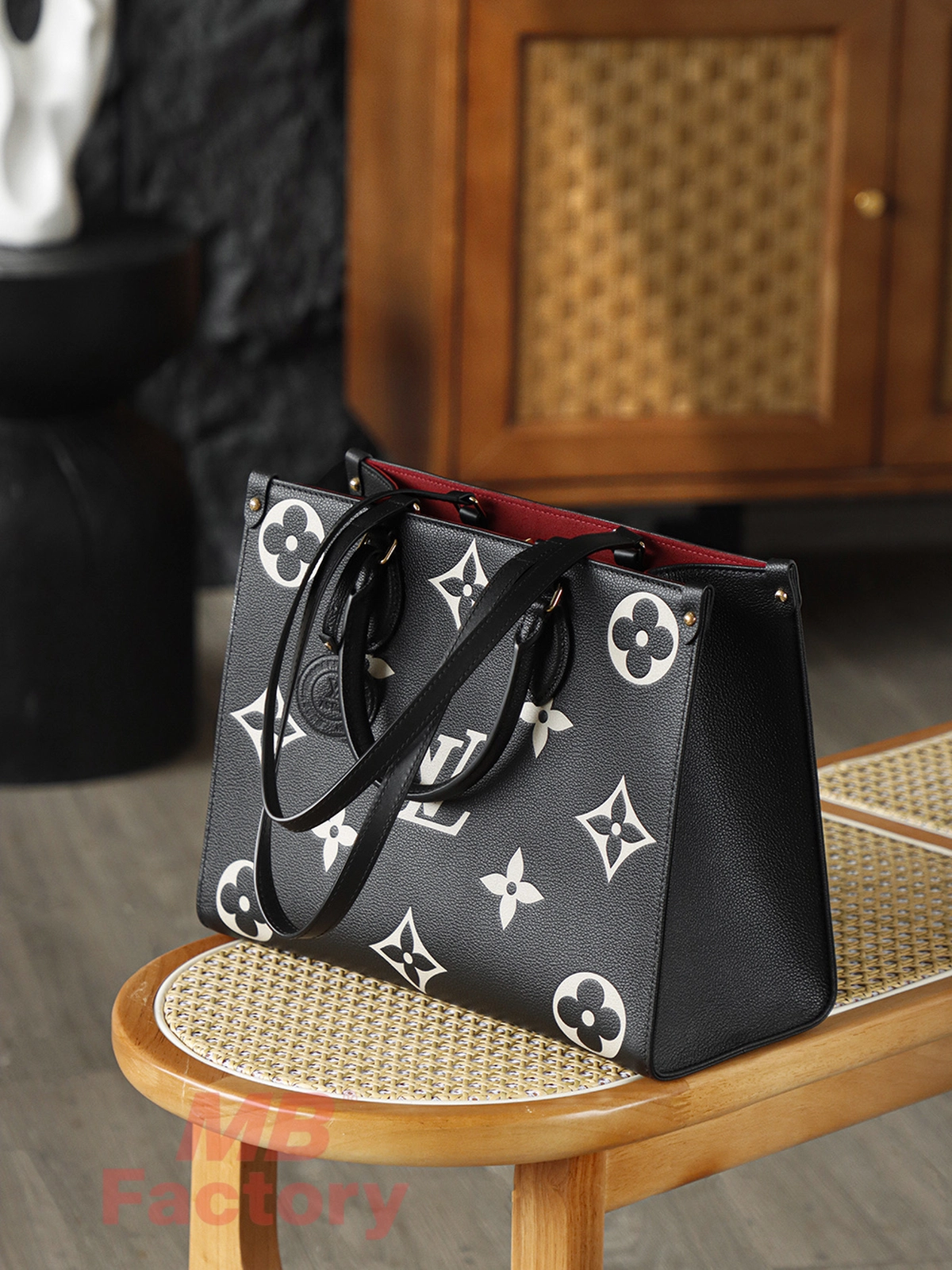 LV onthego中號黑白色托特包實拍側面