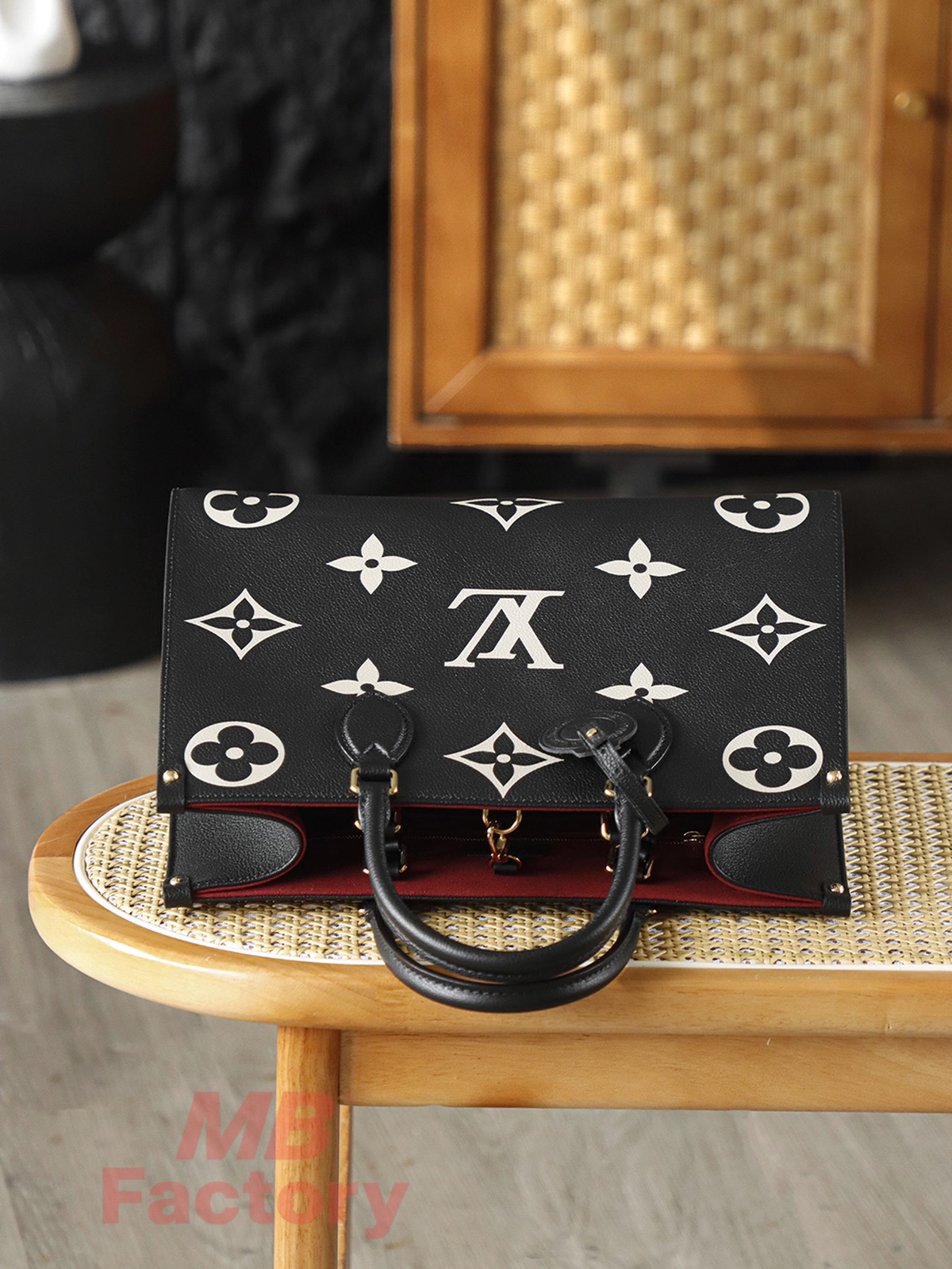 LV onthego中號黑白色托特包實拍容量